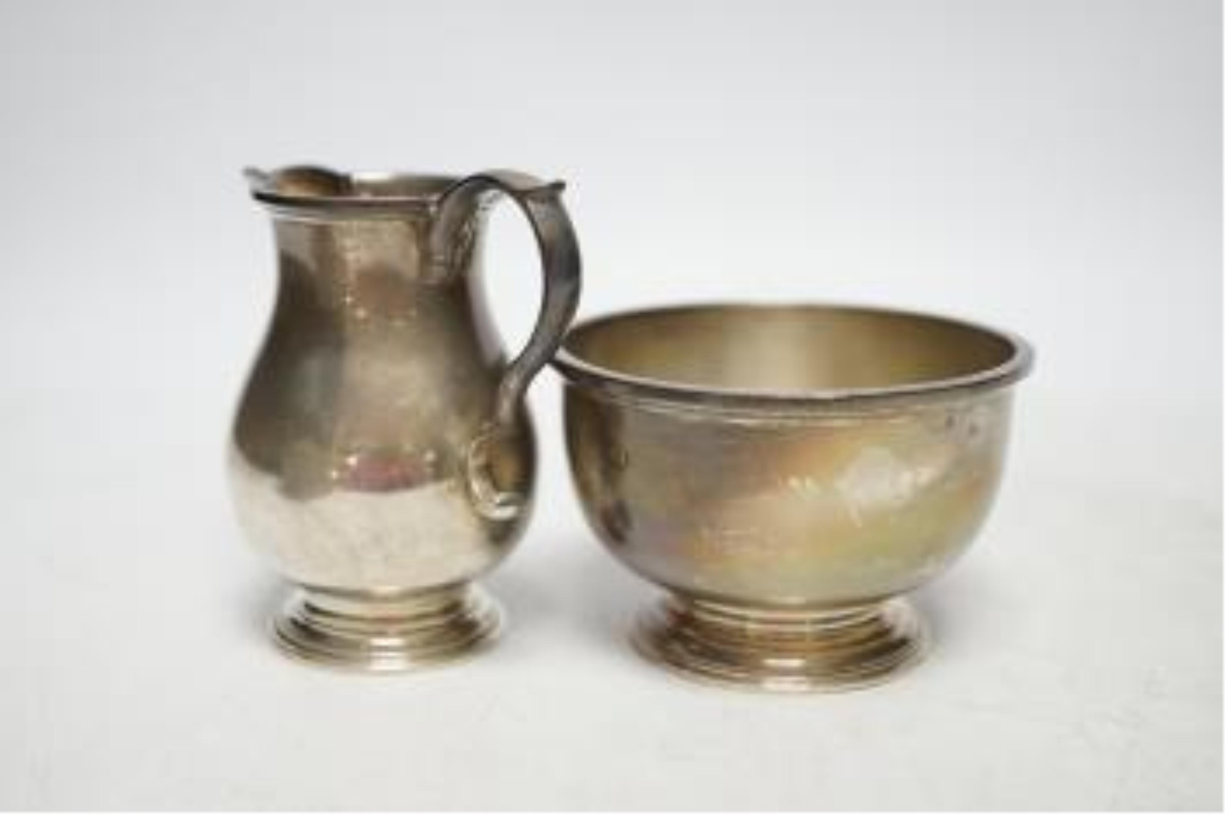 An Elizabeth II silver cream jug and sugar bowl, by William Comyns & Sons Ltd, London, 1962/3, bowl diameter 87mm, 8.5oz. Good condition.
